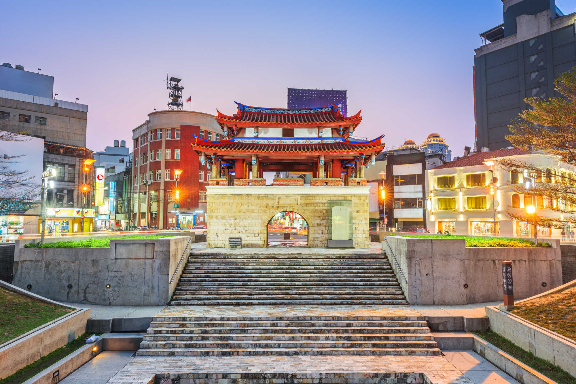 傍晚時分的新竹東門(迎曦門)歷史古蹟與前方階梯廣場。