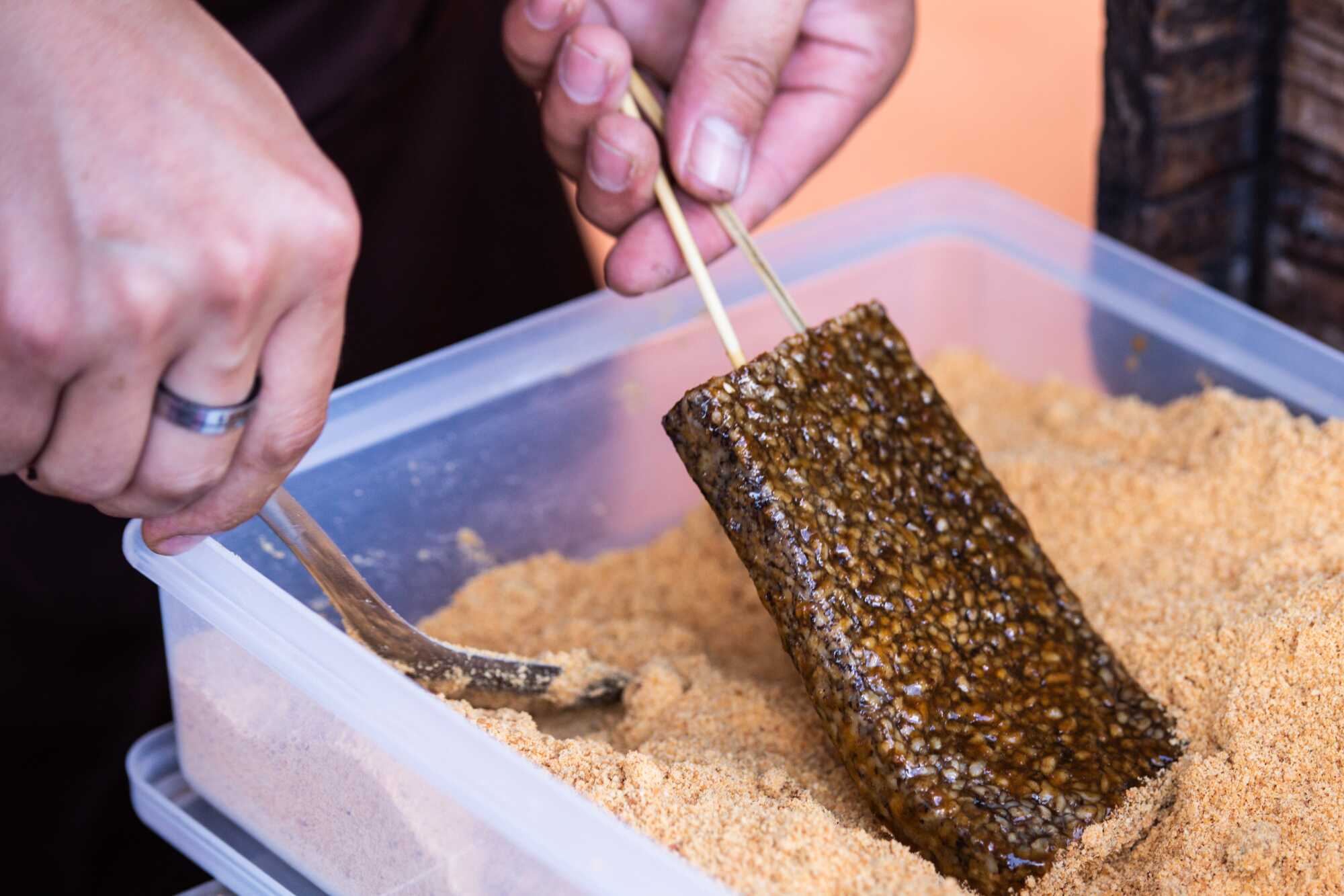 台灣夜市經典小吃特寫：手工沾裹滿滿花生粉的豬血糕